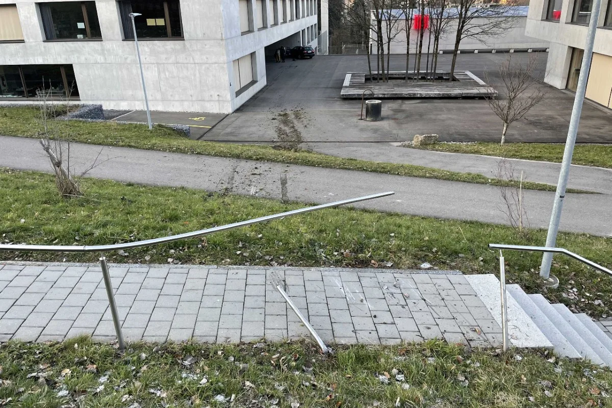 Pfäffikon SZ - Unfall endet in Schulhauseingang