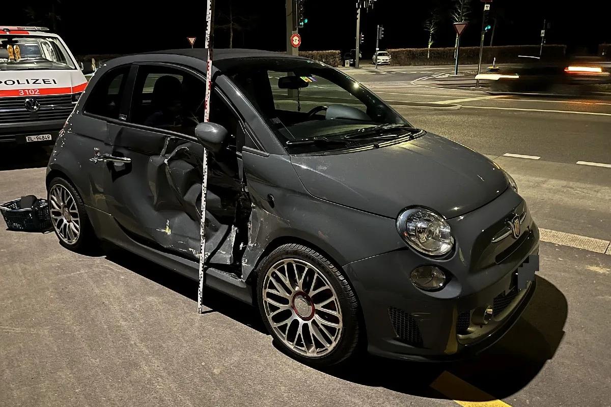Bubendorf BL - Kollision zwischen einem Fiat 500 und der Waldenburgerbahn