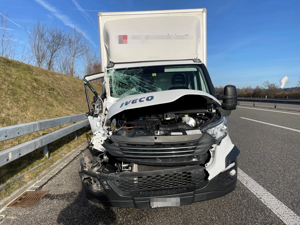 A2 Brittnau AG – Mit Lieferwagen in Lastwagen geprallt