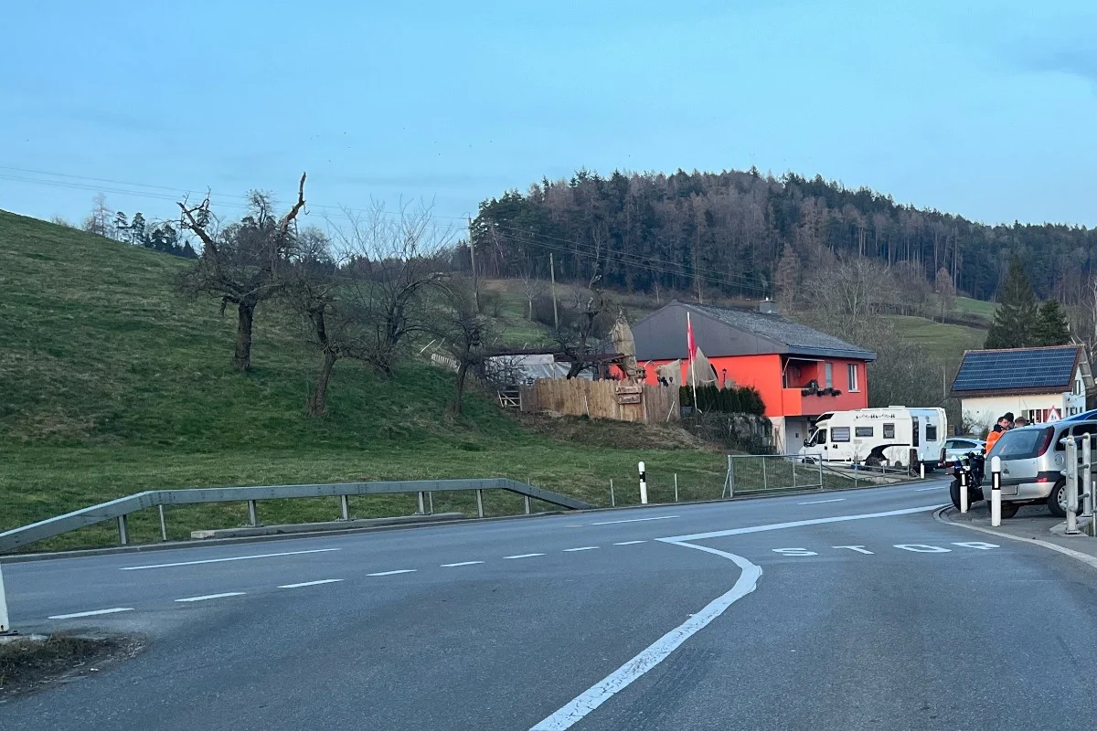 Oberuzwil SG - Auto fährt in stehendes Motorrad