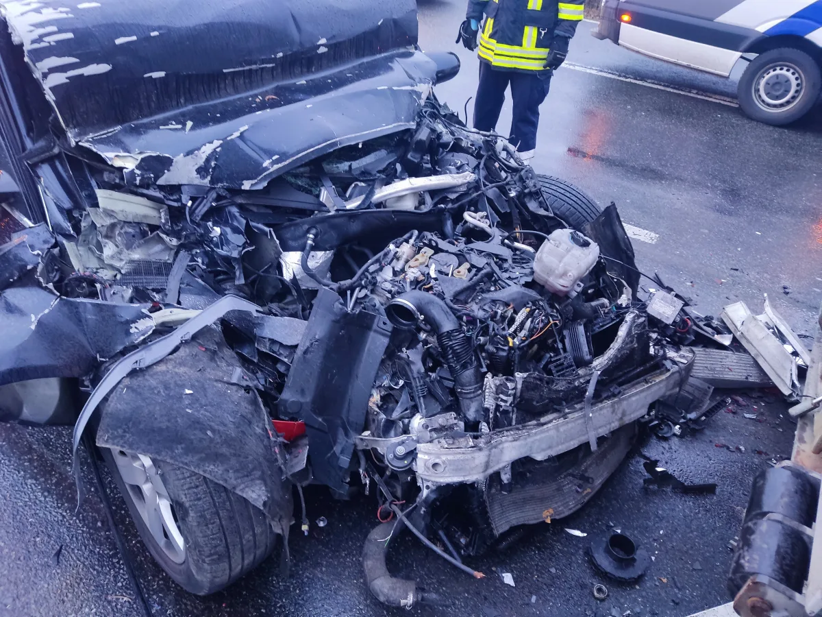 Nienburg/Linsburg – PKW schiebt sich unter LKW - Fahrer verletzt