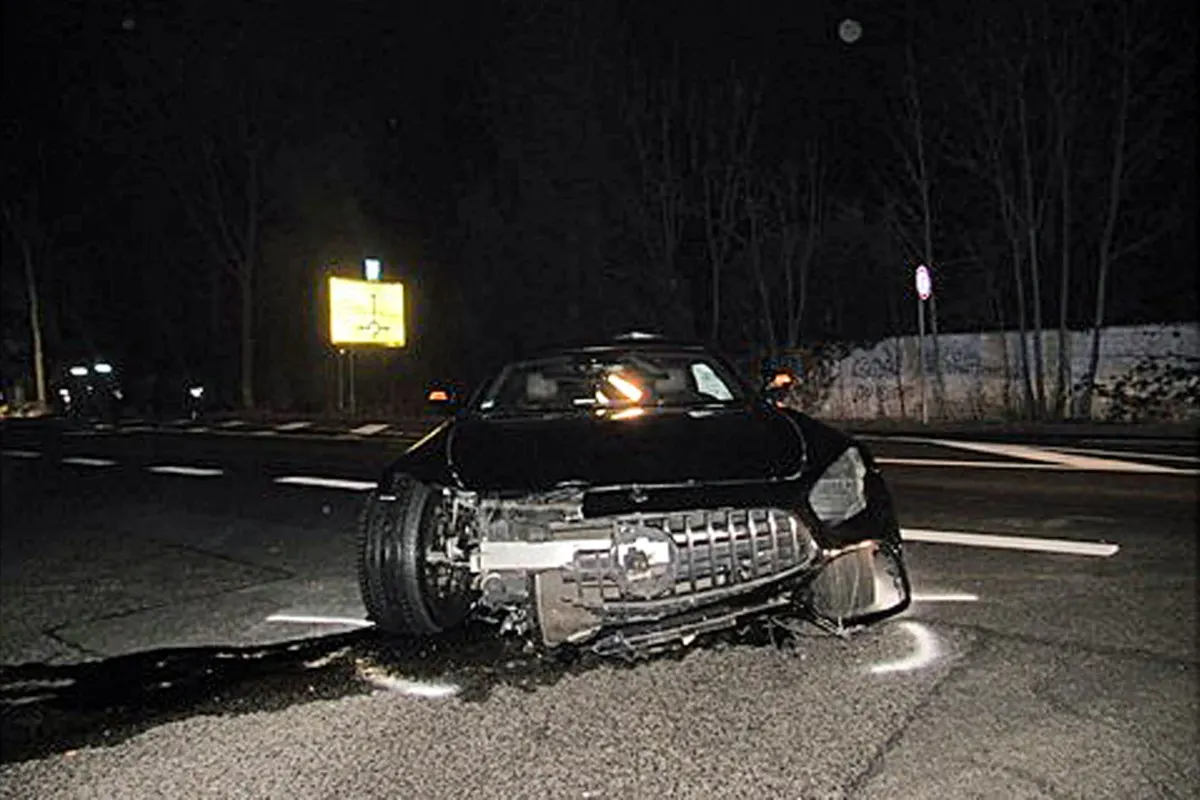 Mettmann - Alkoholisierter 50-Jähriger flieht mit Mercedes AMG vor Polizeikontrolle und verunfallt schwer