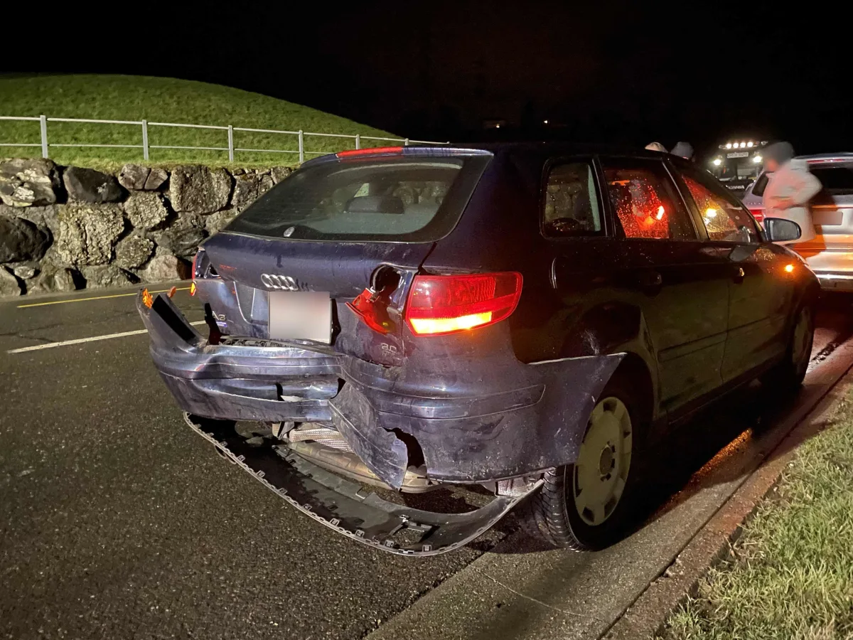 Feusisberg SZ: Auto nach Auffahrunfall komplett ausgebrannt