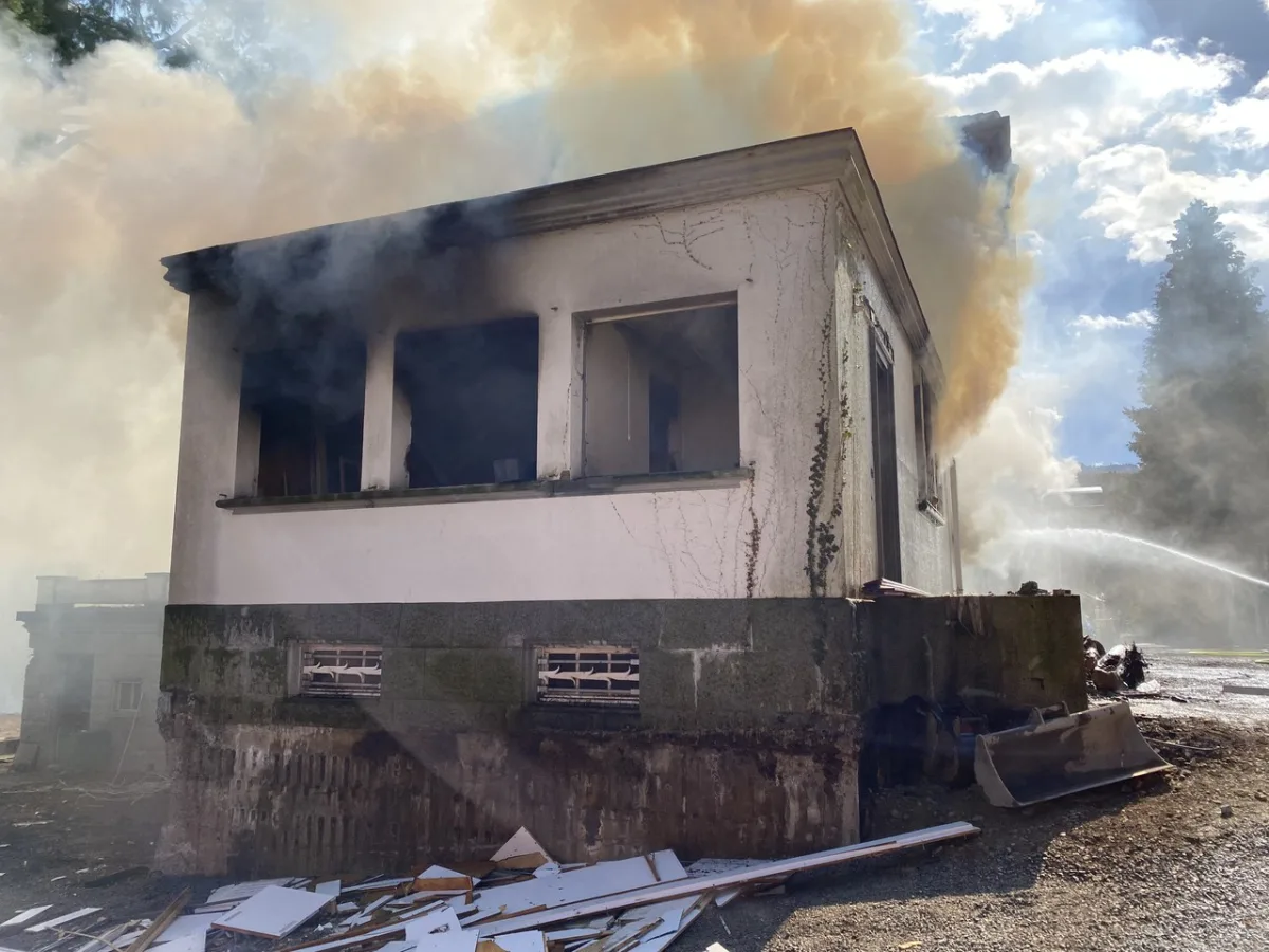 Risch Rotkreuz ZG – Brandursache nach Feuer in leer stehendem Gebäude noch unklar
