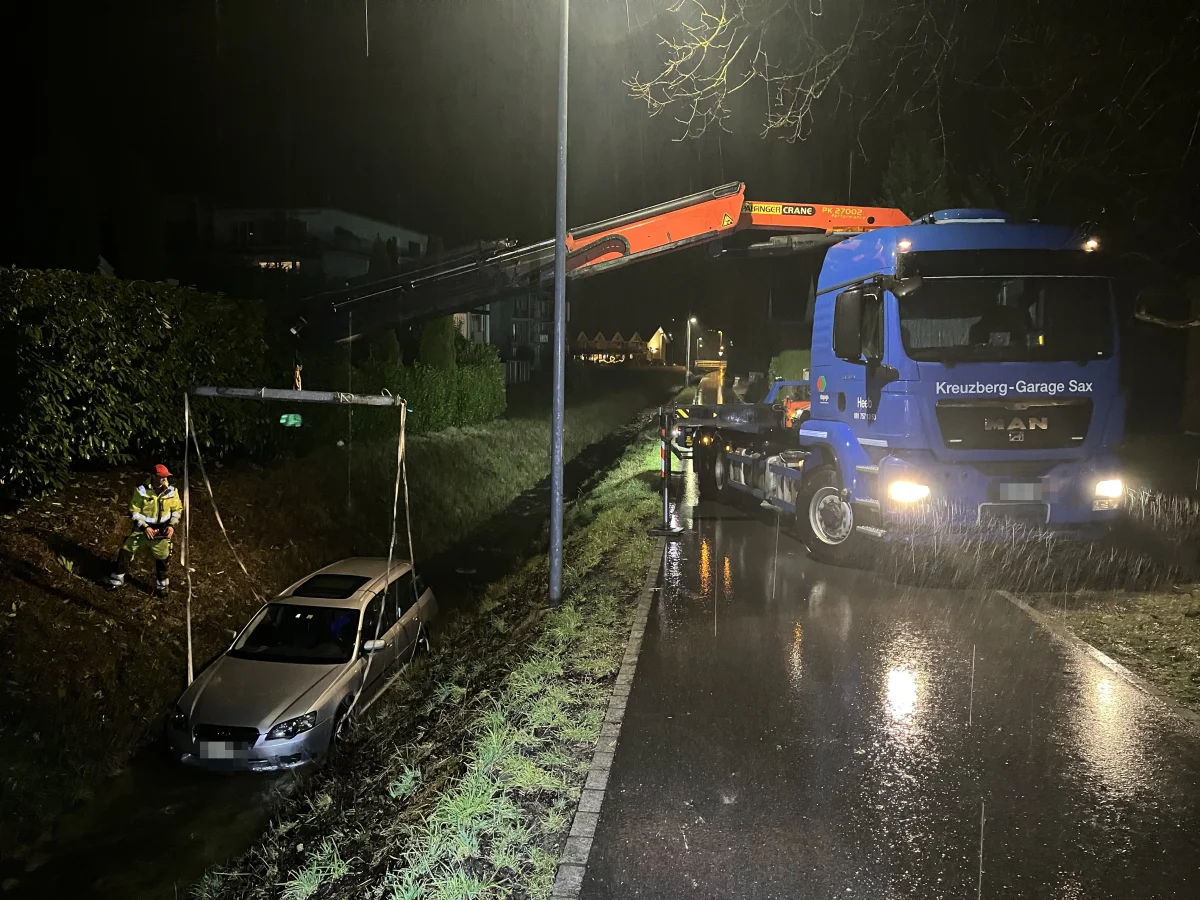 Grabs SG: Mit Auto im Bach gelandet – Fahrer fahrunfähig