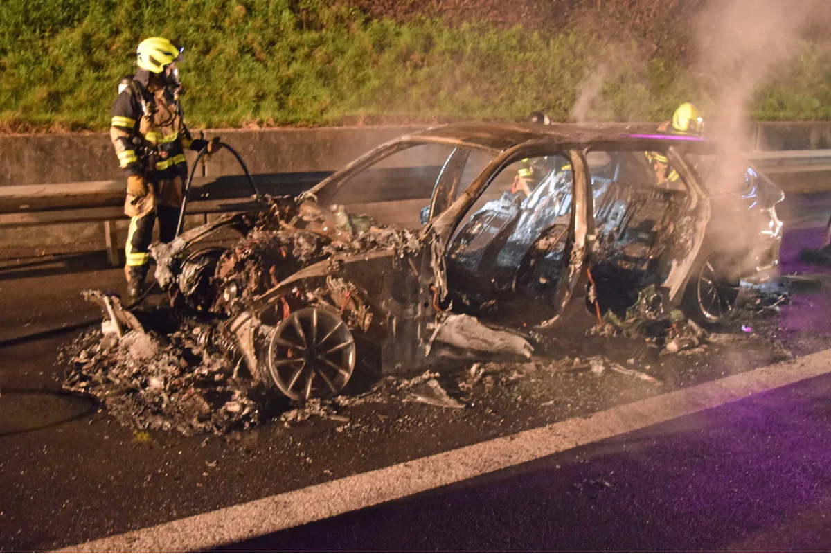 Sursee LU - Auto brennt auf der Autobahn A2 aus