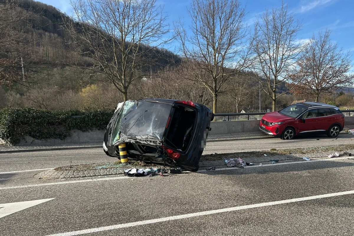 Aarburg AG - Auto überschlägt sich nach Unfall