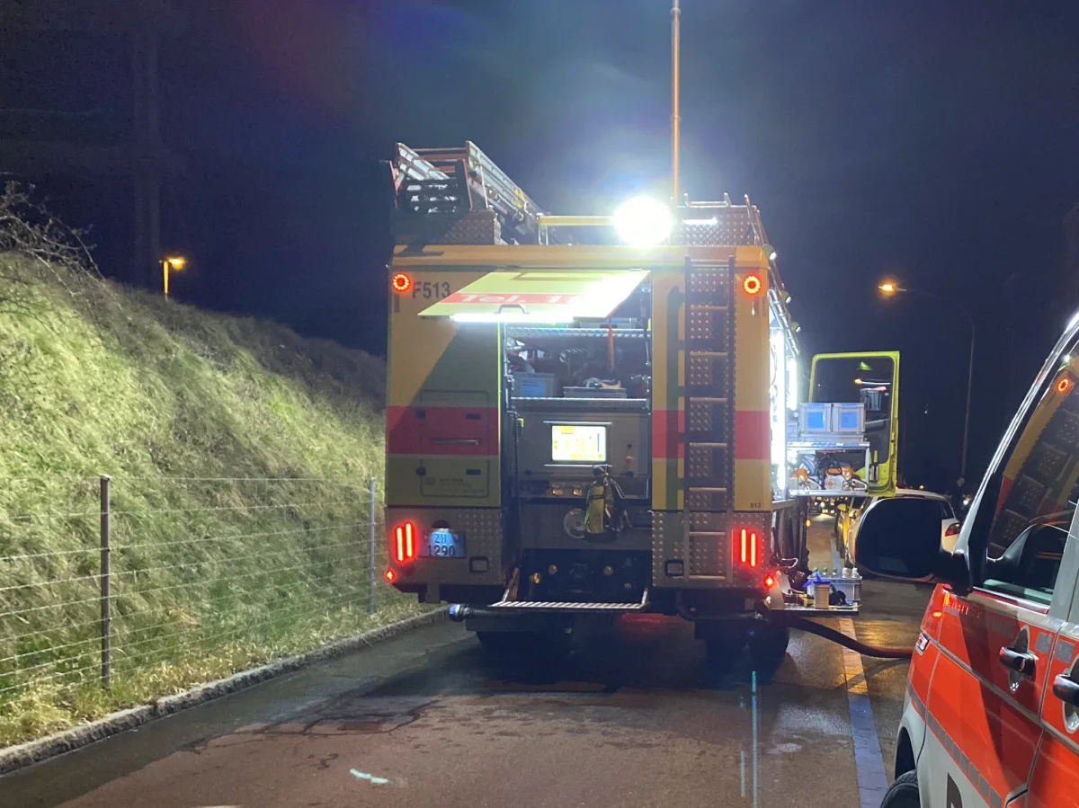 Stadt Zürich: Wohnungsbrand mit eingeschlossenen Personen – Säugling und Eltern unverletzt