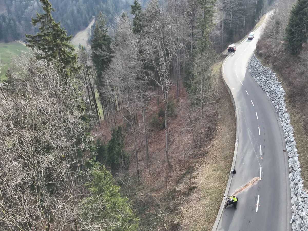 Mühlrüti SG: Selbstunfall mit Motorrad – Fahrer schwer verletzt