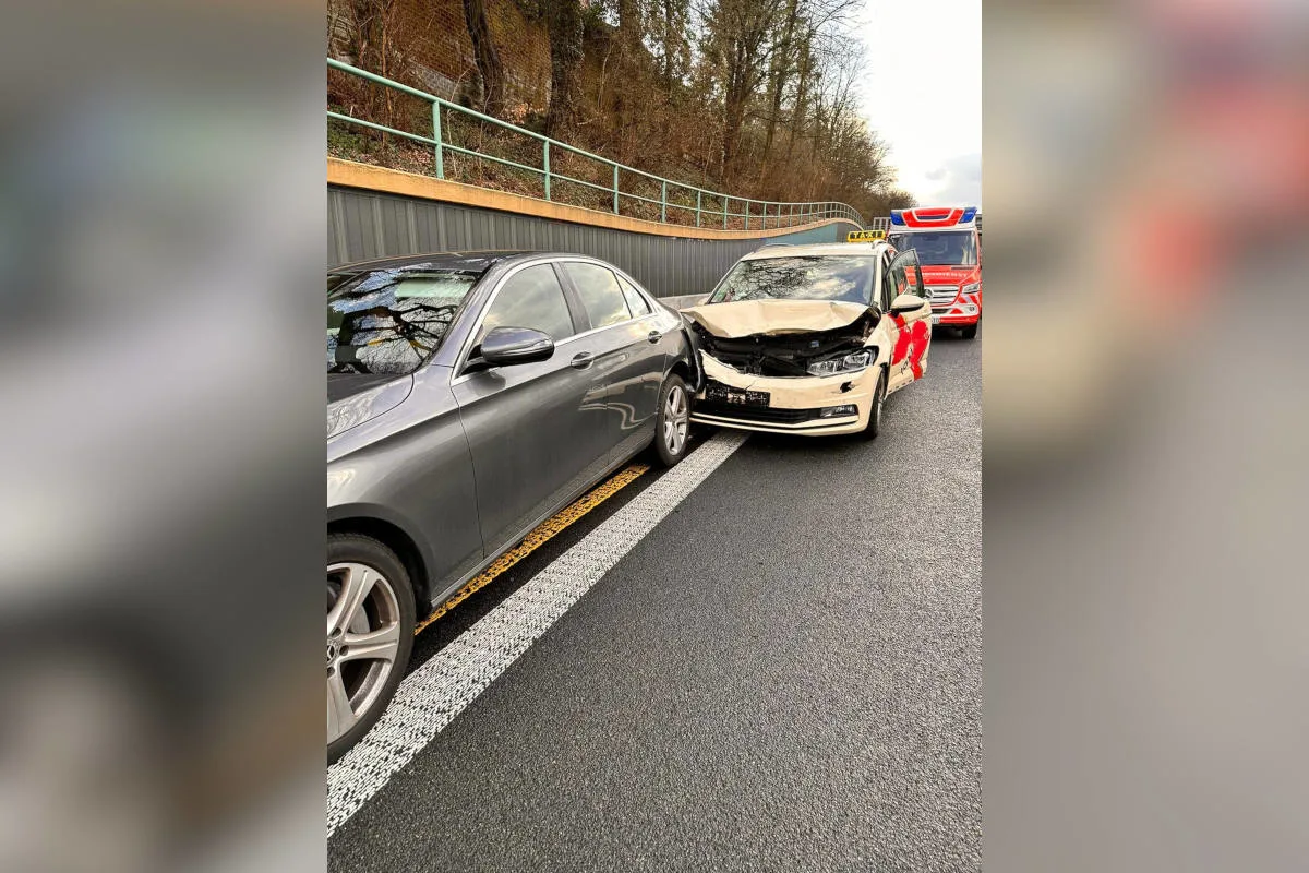 Zwei Unfälle in Essen: Linienbus kollidiert mit Kleintransporter, mehrere Verletzte & Kollision mit fünf Fahrzeugen auf der A52