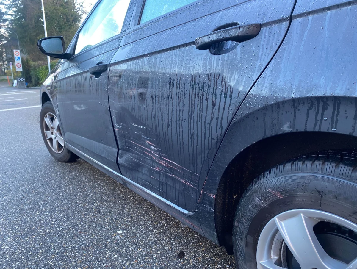 Unbekannte Automobilistin verursacht Unfall und flüchtet - Zeugenaufruf in Zuchwil