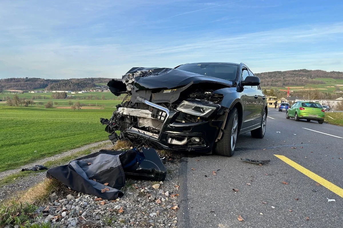 Hallwil AG - Töfffahrer bei heftigem Unfall schwer verletzt