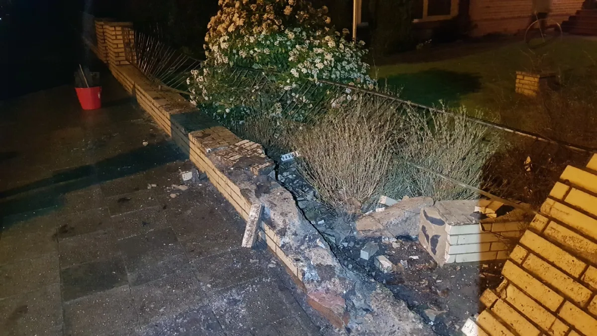 Unbekannter Autofahrer beschädigt Grundstücksmauer in Wischhafen und flüchtet
