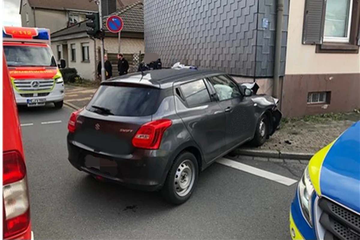 Velbert: Fahrzeugführerin bei Frontalzusammenstoß mit Hauswand schwer verletzt