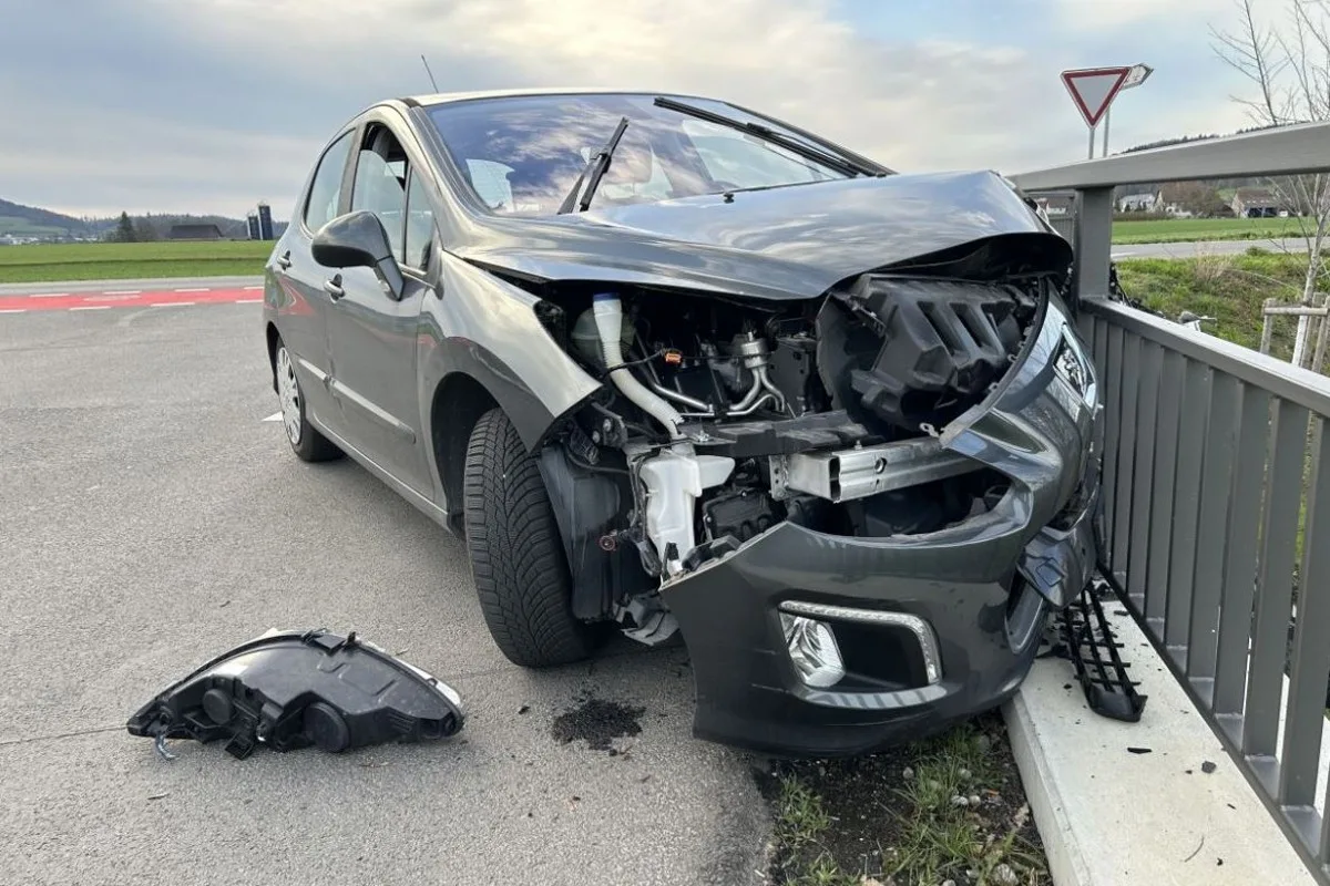 Wohlen AG - Bei Unfall in Brückengeländer gelandet
