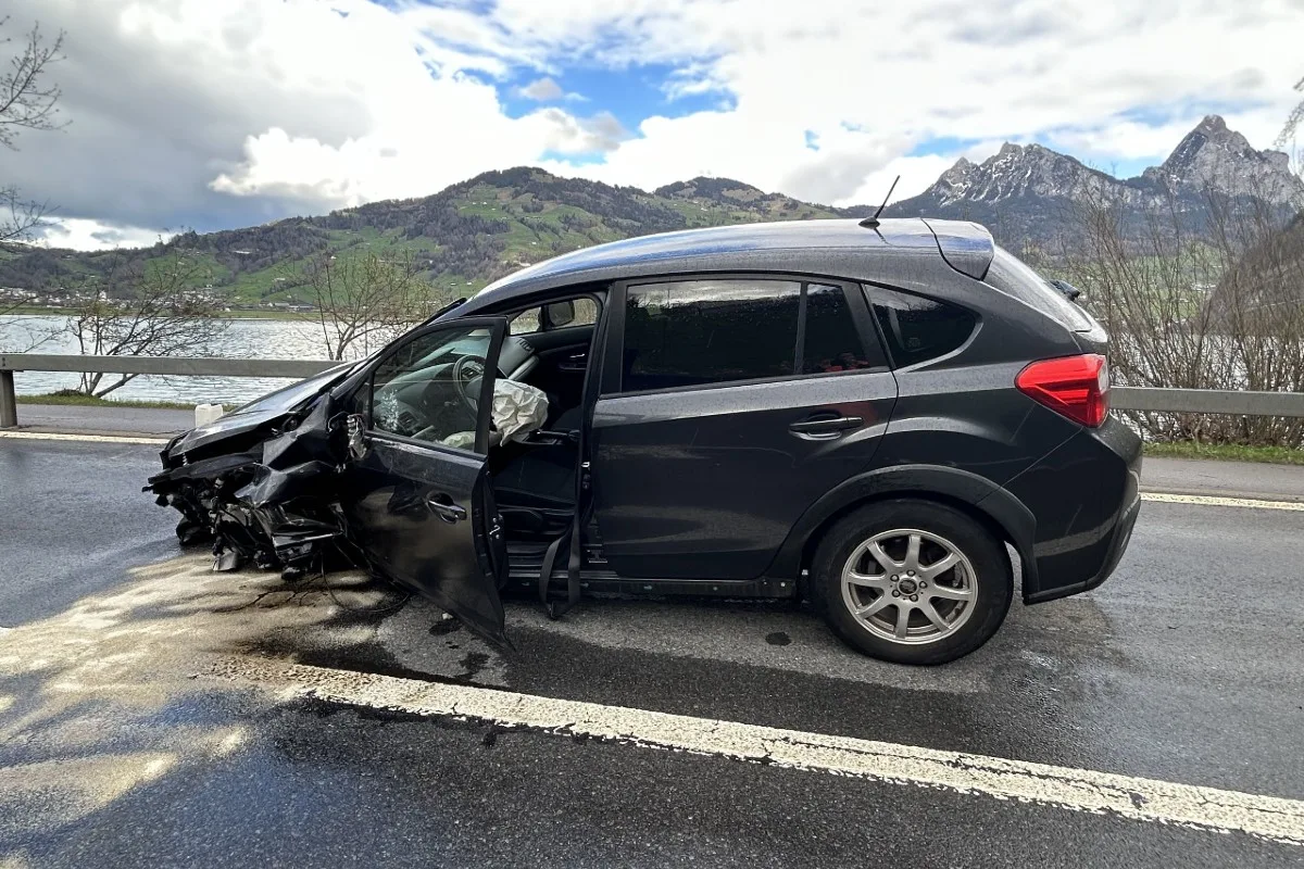 Lauerz SZ - Überholmanöver endet mit schwerem Unfall
