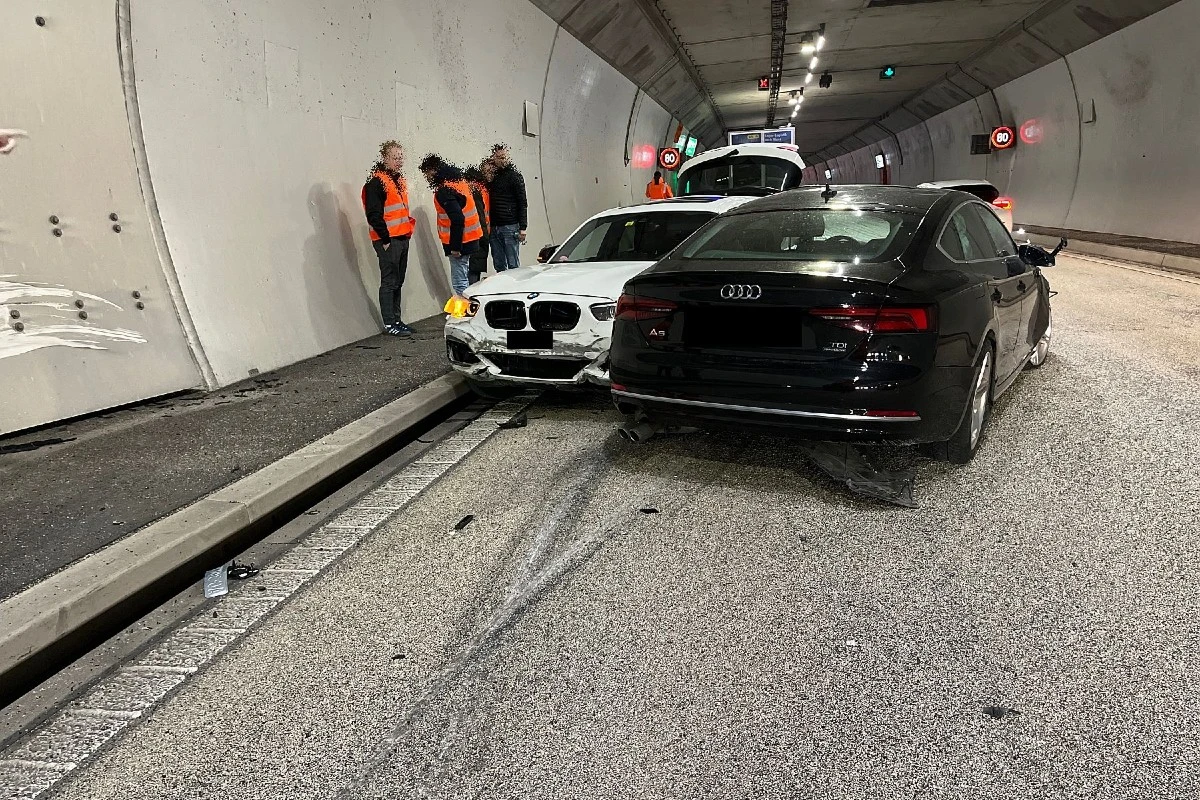 Eptingen BL  - Kollision im Belchentunnel auf der A2 - Strasse kurzzeitig gesperrt