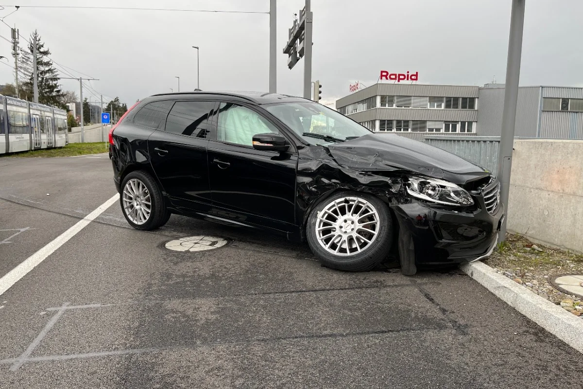 Kollision zwischen Volvo und Limmattalbahn auf der Industriestrasse in Spreitenbach