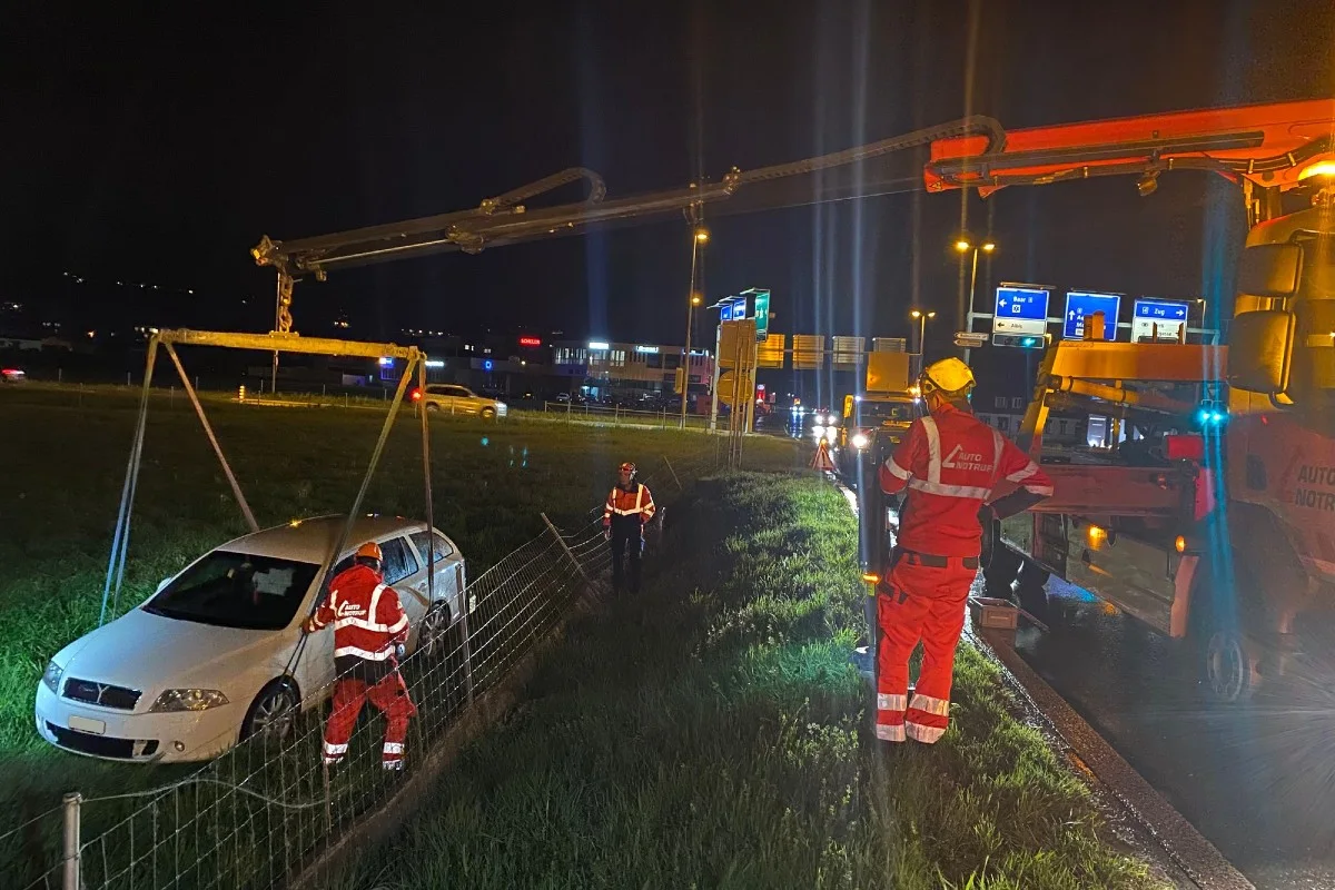 Auto durchbricht bei der Autobahneinfahrt auf der A14 bei Baar ZG einen Wildzaun