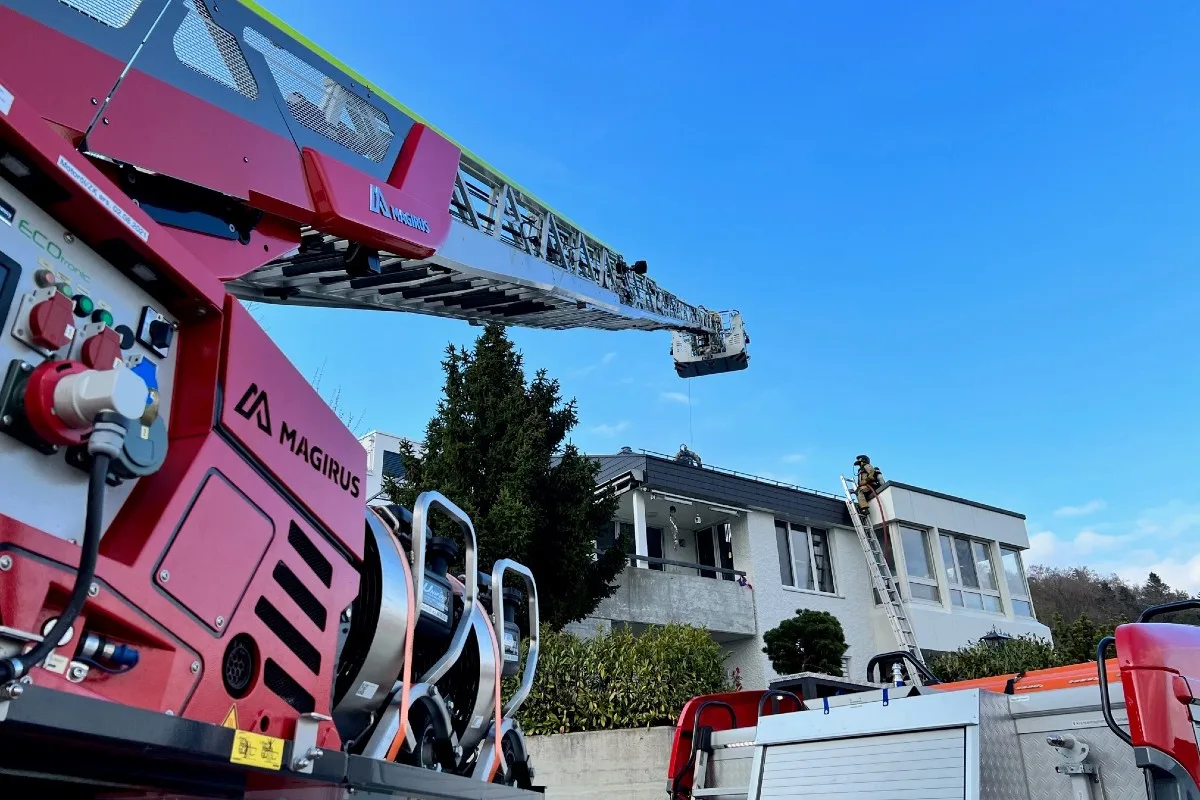 Feuerwehreinsatz in Wil SG - Dach von Einfamilienhaus in Brand geraten