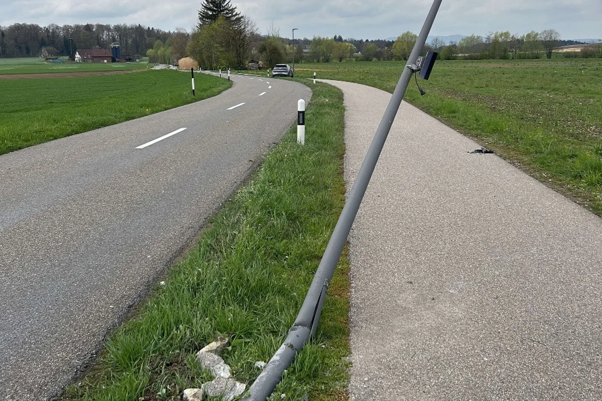 Niederrohrdorf AG - Abgelenkt und gegen Strassenlampe geprallt