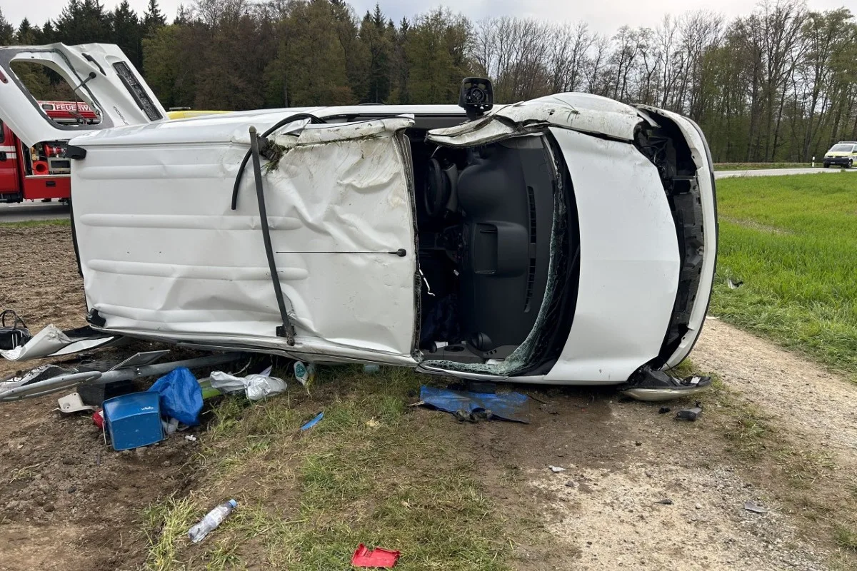Unfall Niederwil AG - Fahrfehler führt zu Totalschaden und Sperrung der Strasse