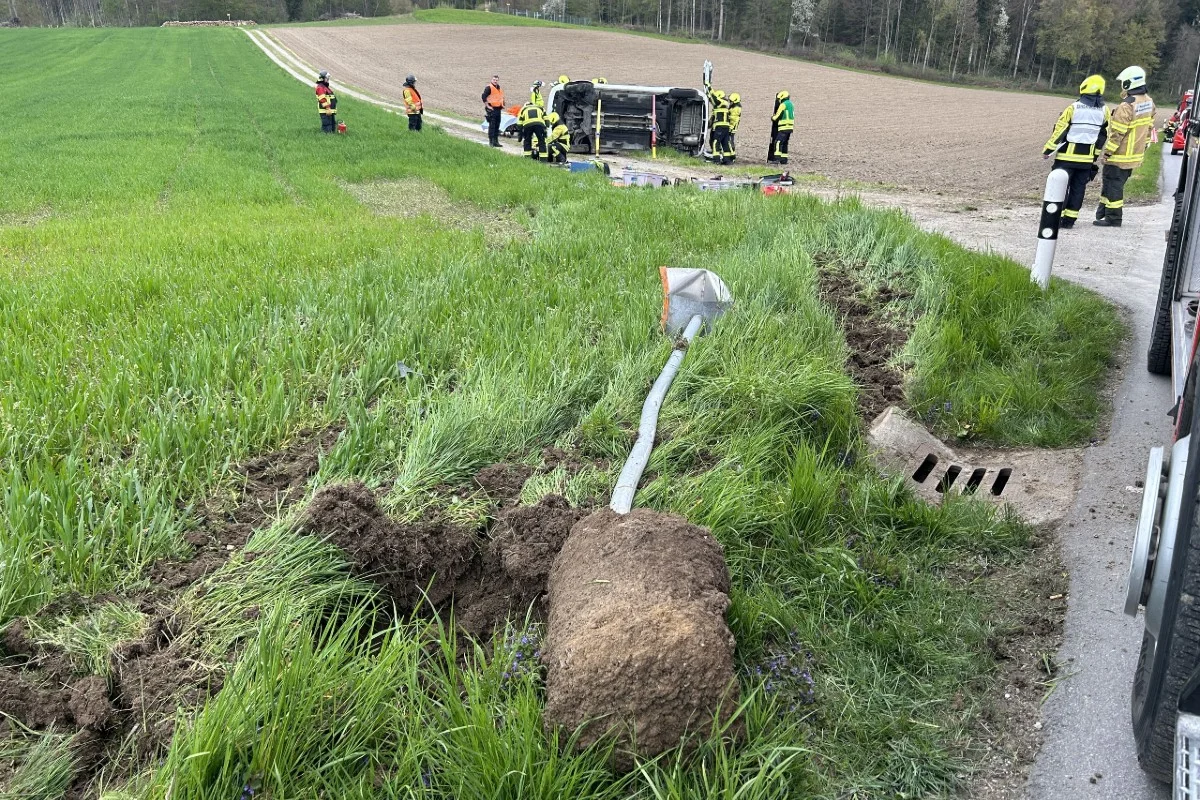 Unfall Niederwil AG - Fahrfehler führt zu Totalschaden und Sperrung der Strasse