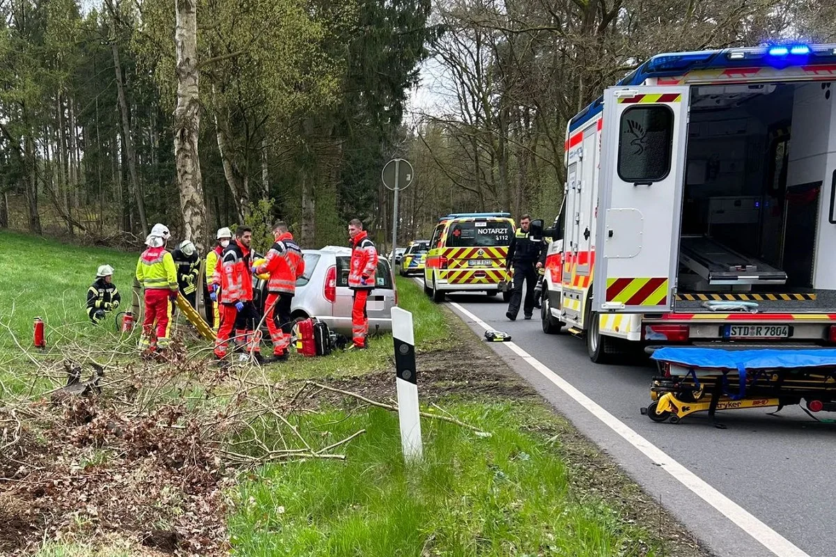 Buxtehude - 85-jähriger Autofahrer erleidet schwere Verletzungen bei Unfall 