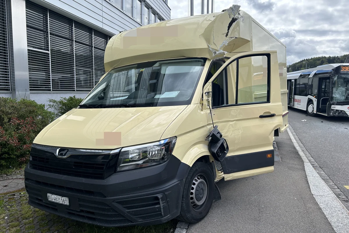 Lieferwagen kollidiert in Schafisheim AG mit Bus