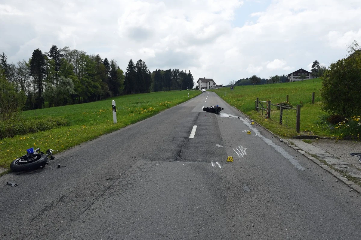 Römerswil LU - Kantonsstrasse nach Motorradunfall wieder offen
