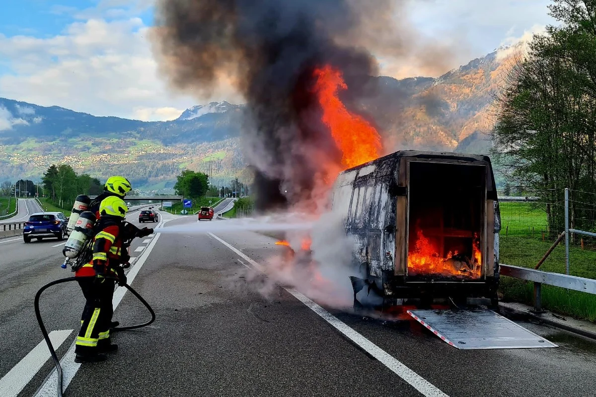Trübbach SG - Fahrzeug  auf der A13 ausgebrannt