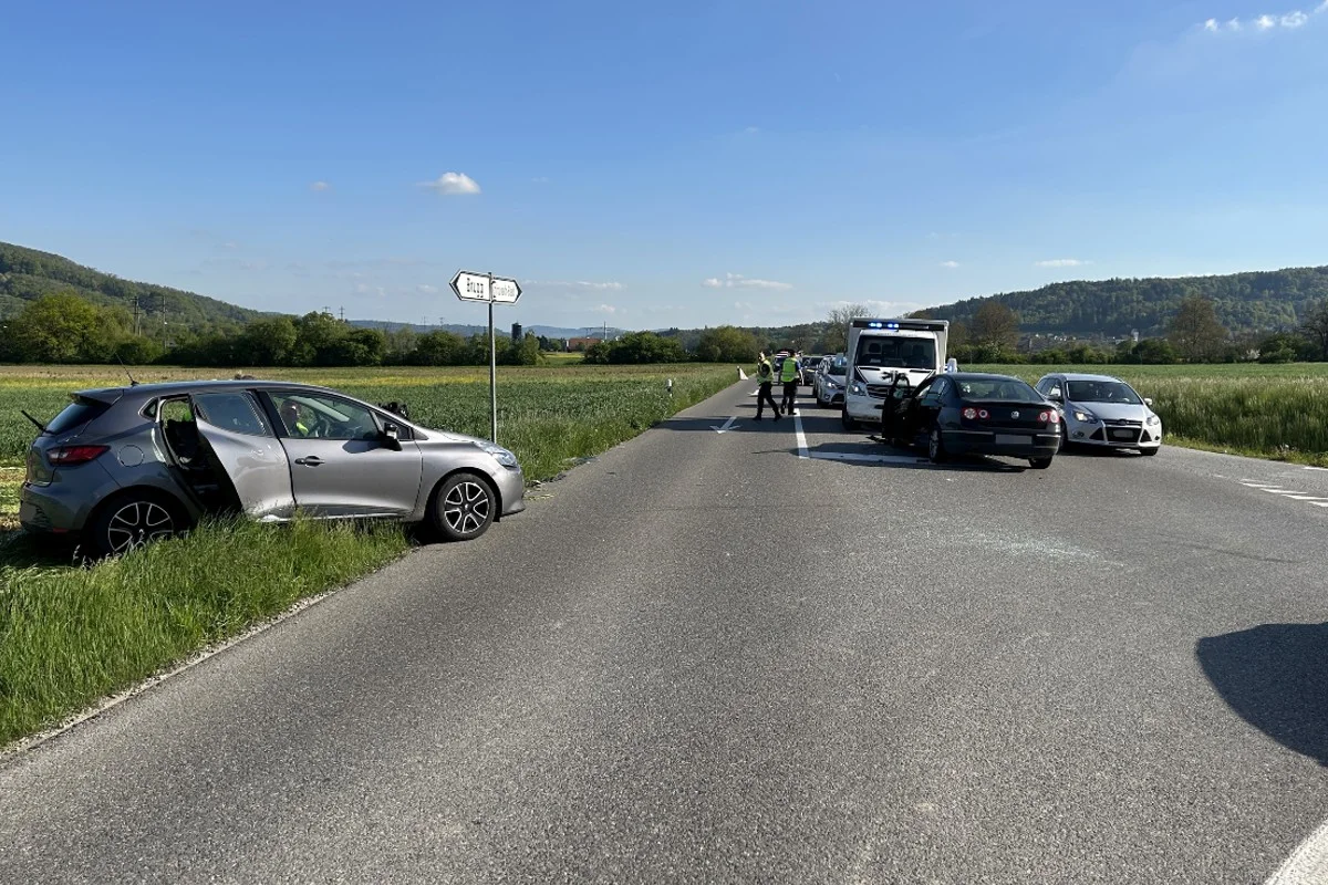 Schinznach Dorf AG - Unfall an Einmündung fordert zwei Verletzte