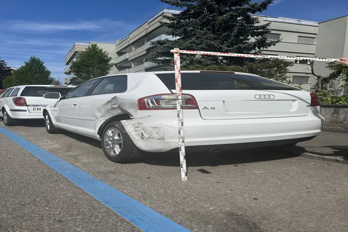 Drei beschädigte Fahrzeuge nach Selbstunfall in Binningen BL