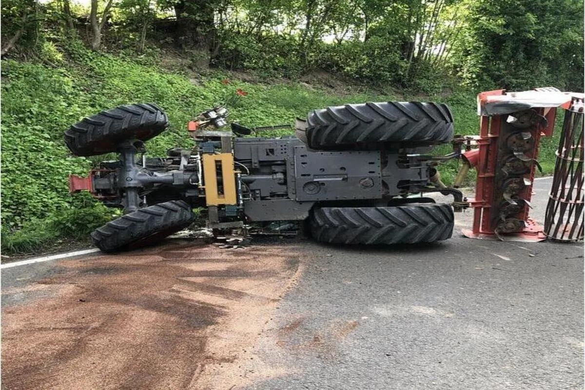 Dierbach - Autofahrer fährt gegen Ackerschlepper