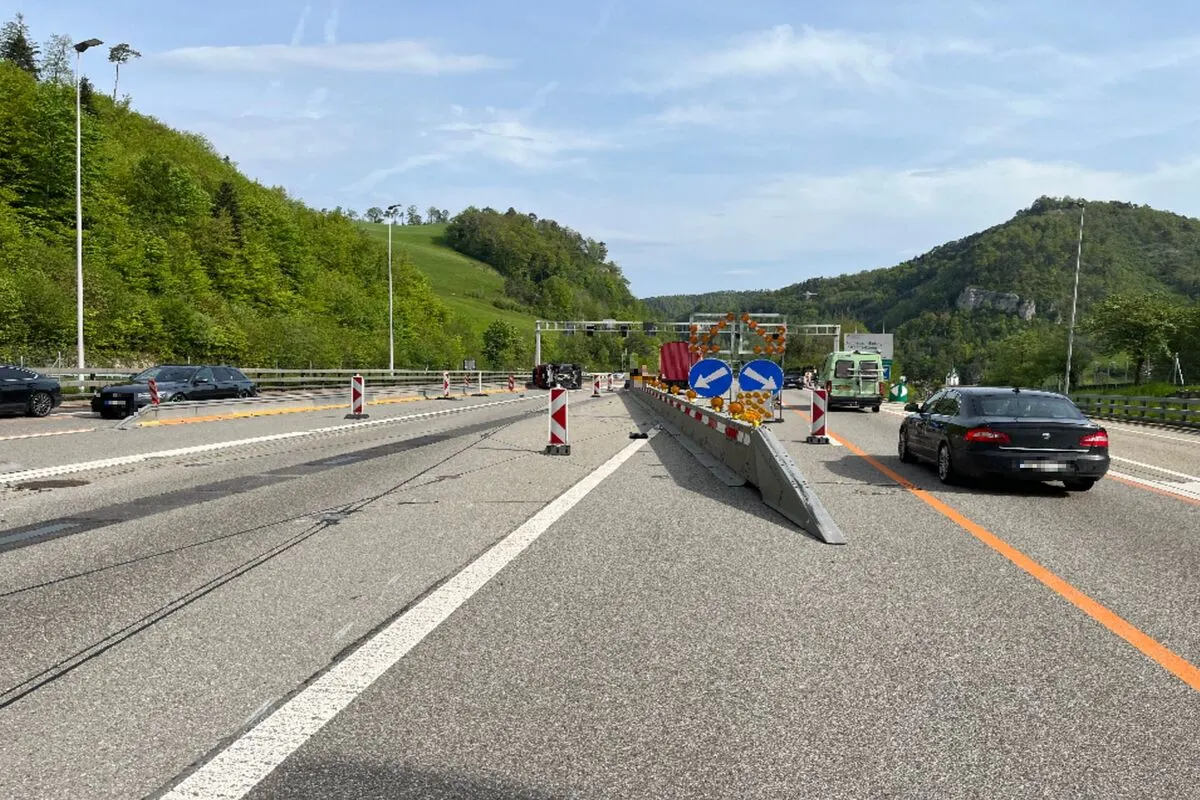 Eptingen BL - Jeep landet nach Selbstunfall seitlich auf der A2