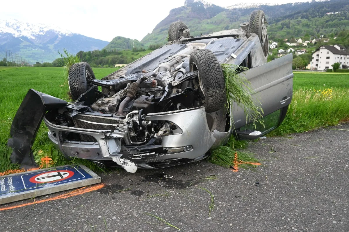 Selbstunfall in Weite SG - Nach dem Unfall entfernte sich der Fahrer von der Unfallstelle