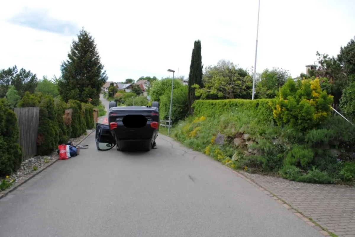 Buchberg SH - Auto landet nach Unfall auf dem Dach 