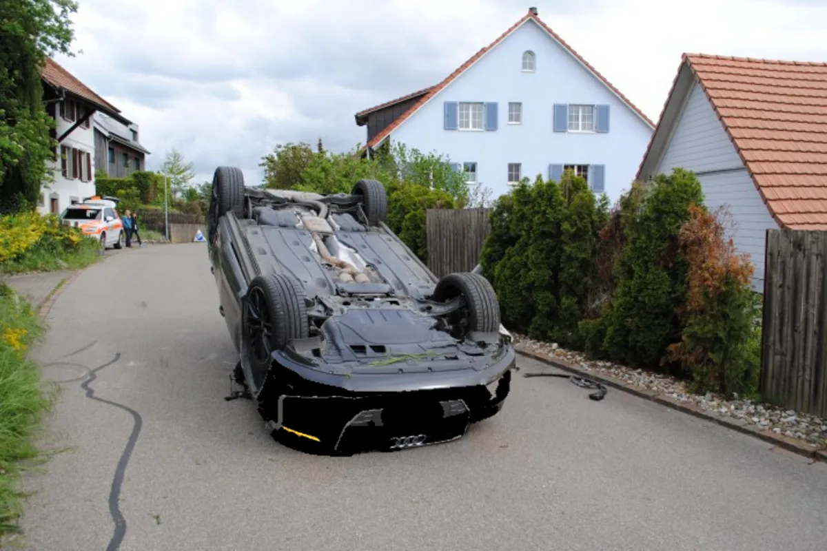 Buchberg SH - Auto landet nach Unfall auf dem Dach 