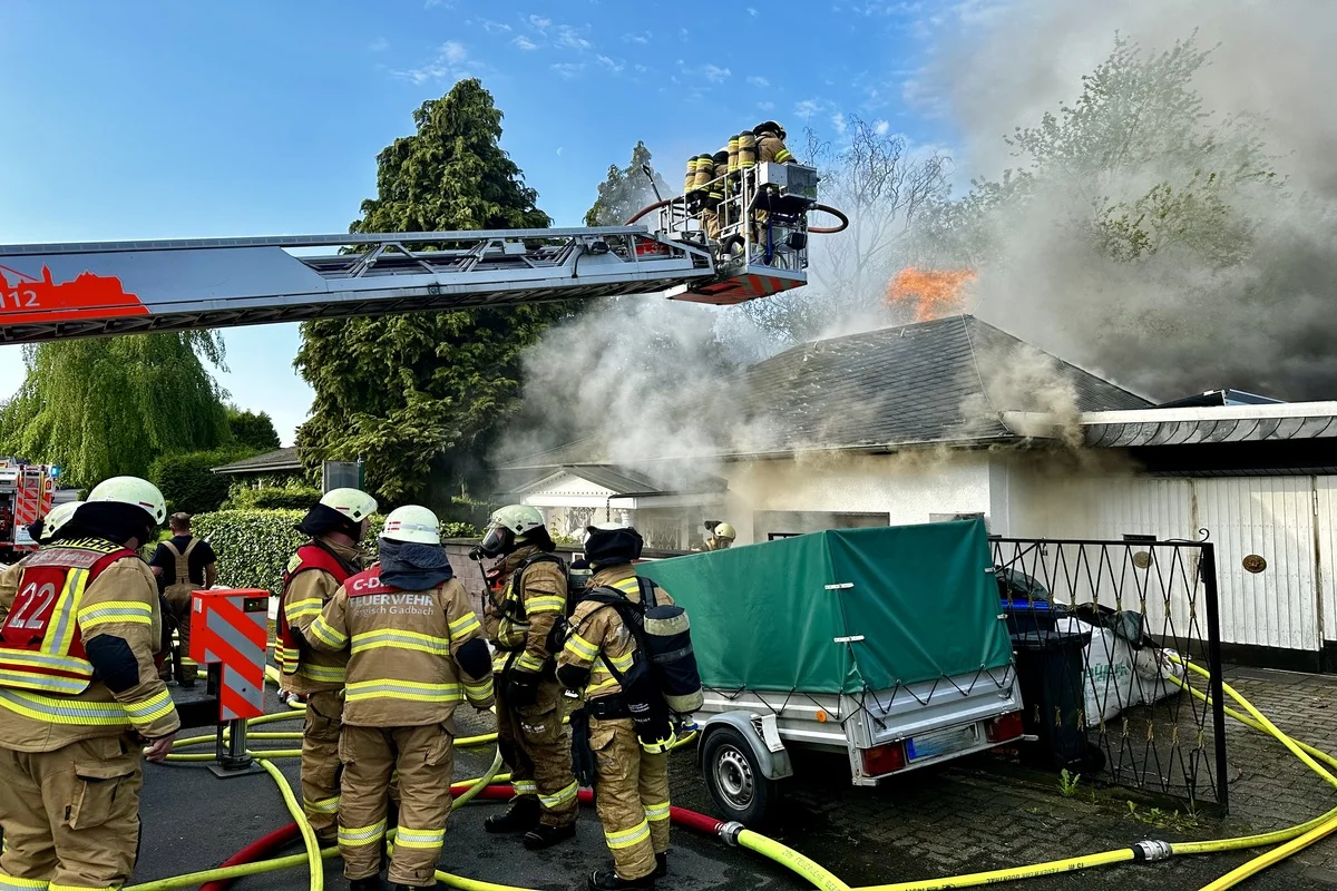 Bergisch Gladbach - Feuer zerstört Einfamilienhaus
