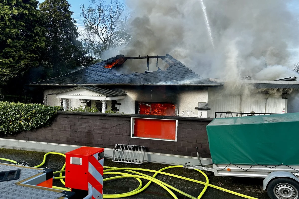 Bergisch Gladbach - Feuer zerstört Einfamilienhaus