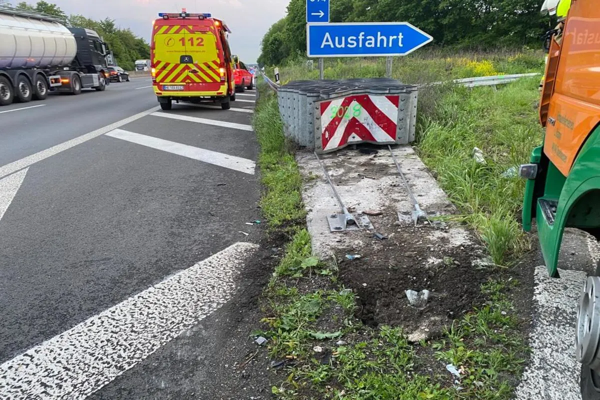  Ratingen - Feuerwehr muss Autofahrerin aus verunfalltem Audi befreien
