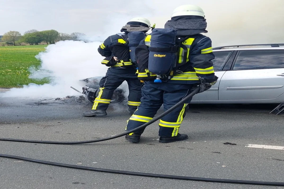 Breckerfeld - Feuerwehr muss brennendes Auto löschen
