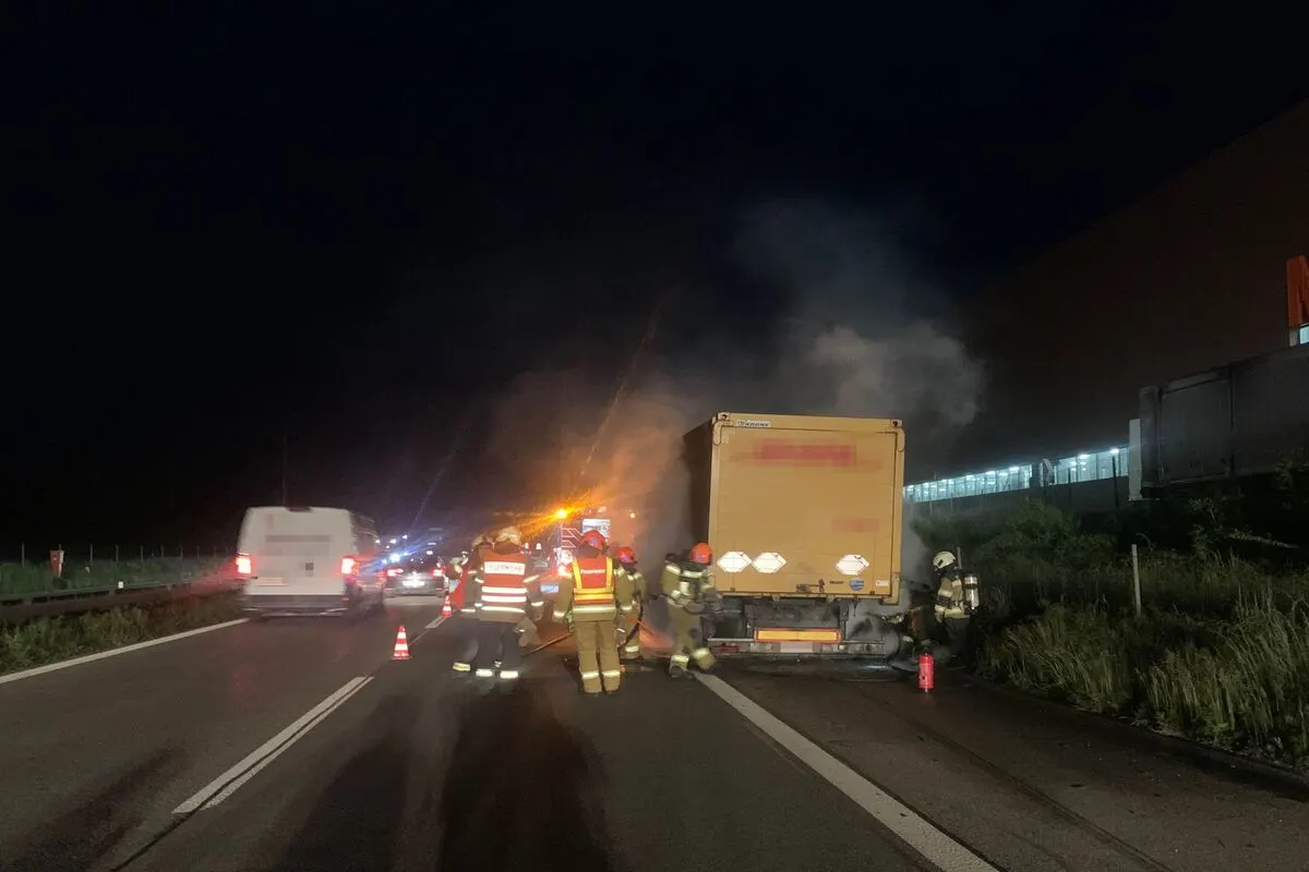 Autobahn A1/Neuendorf SO - Anhänger eines Lastwagens brennt auf der A1