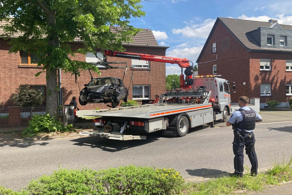 Hürth - Auto nach Unfall eingeklemmt 