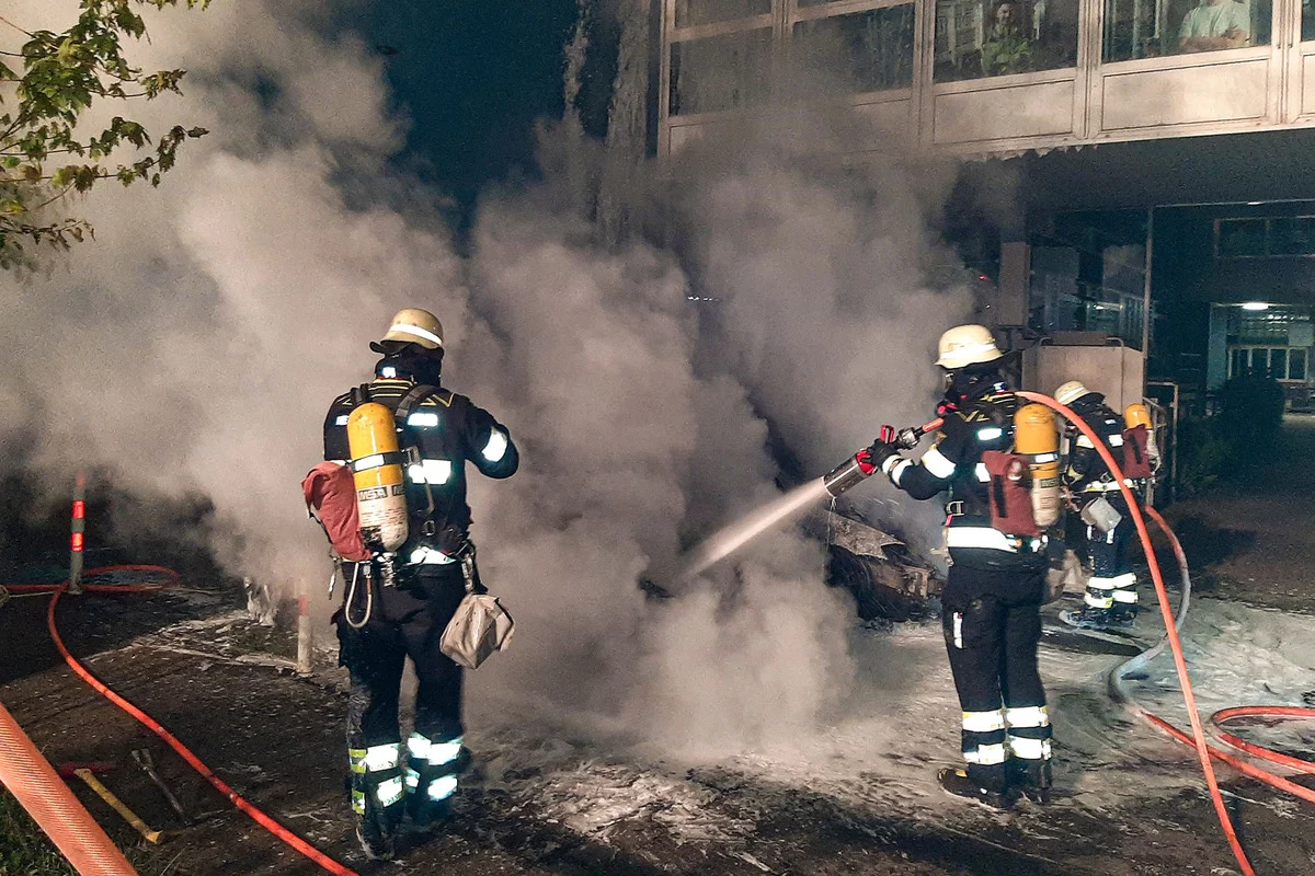Zwei E-Autos brennen in Sendling
