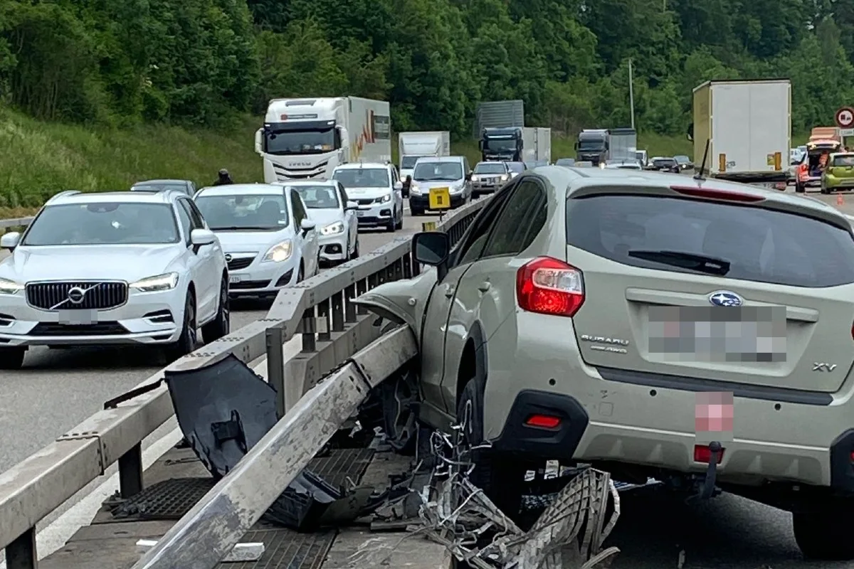 Wiedlisbach SO  - Beim Unfall heute wurde die Mitteleinrichtung auf der A1 zerstört