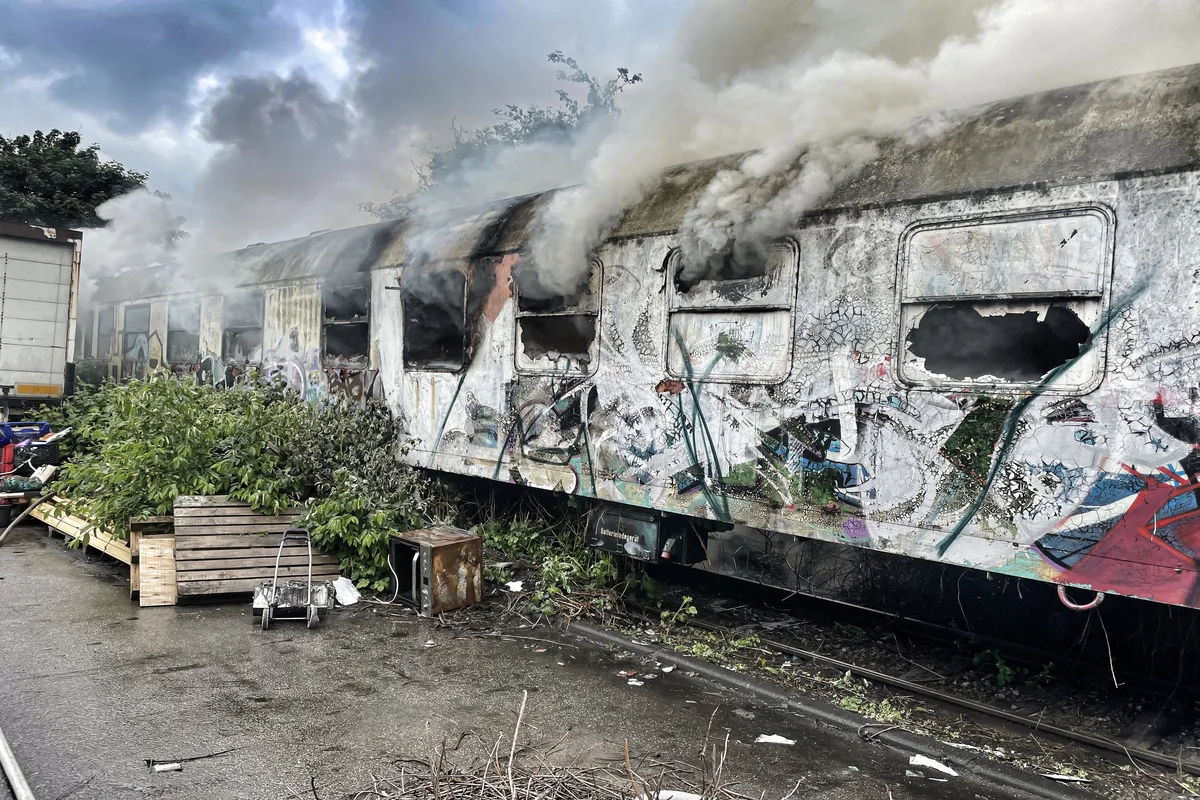 Neuss - Alter Bahnwaggon steht in Flammen