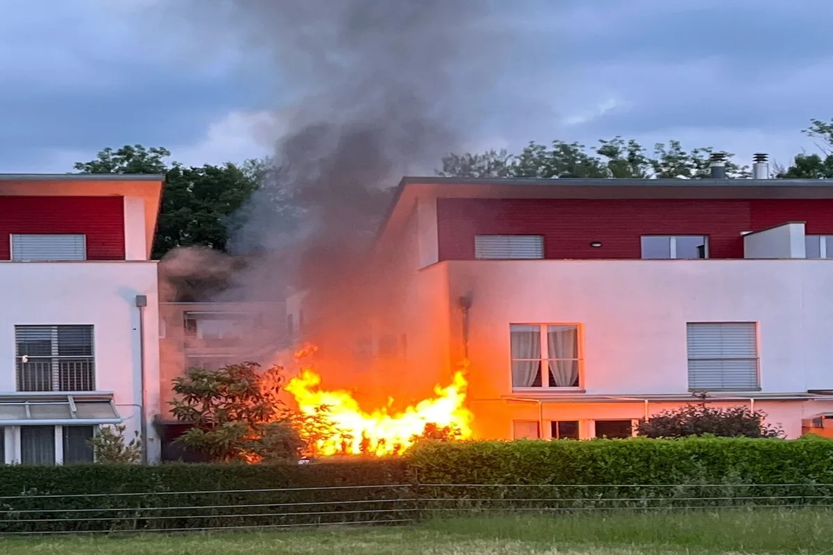 Leuggern AG - Brand im Holzanbau breitet sich aus 