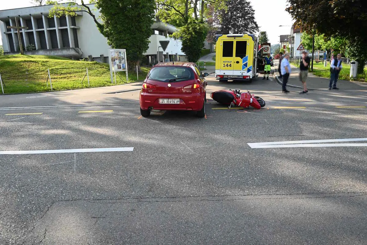 Niederuzwil SG -  Rollerfahrerin prallt in Windschutzscheibe