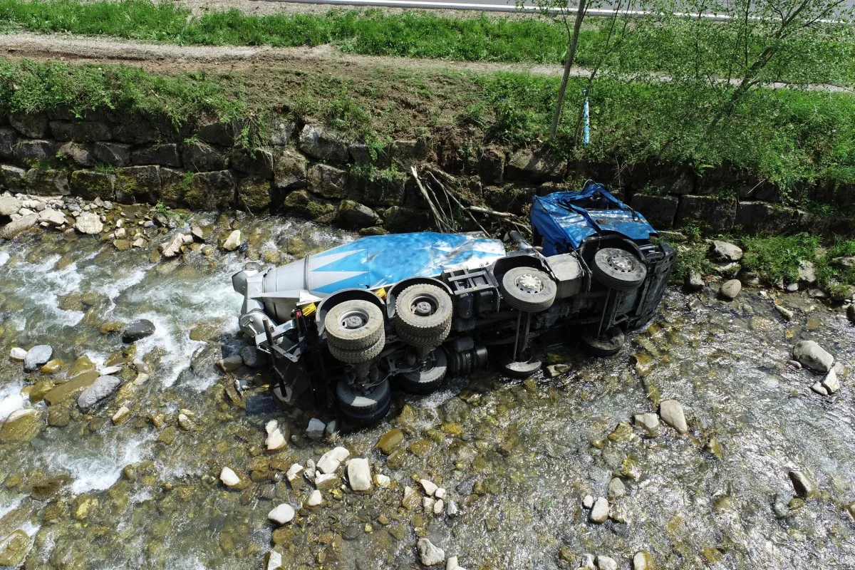 Unfall heute in Flühli LU - Betonmischer kippt in die Waldemme